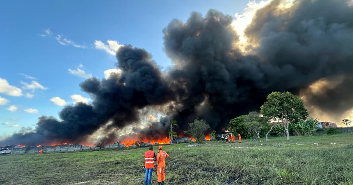Após horas de combate, bombeiros conseguem controlar incêndio que destruiu depósito em Camaçari