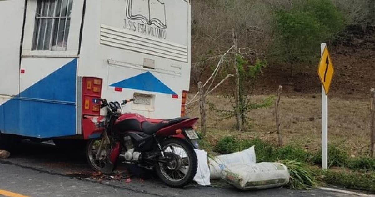 Motociclista morre após colisão em traseira de ônibus no Nordeste baiano 