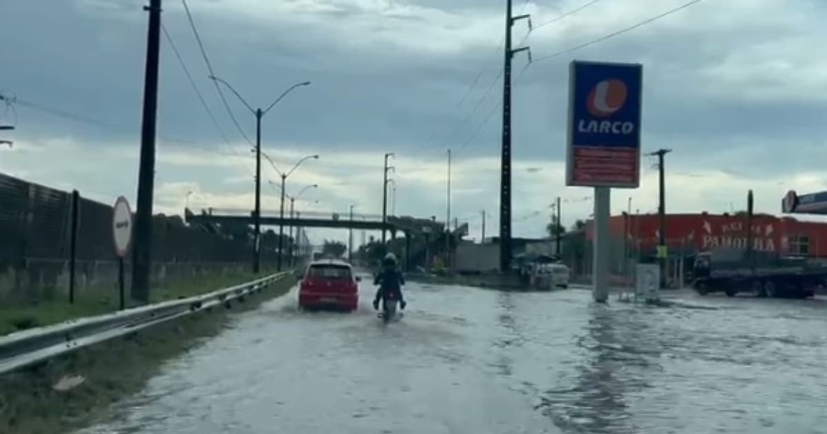 VÍDEO: Motoristas registram alagamento na BR-324; poças e crateras dificultam trânsito na região 