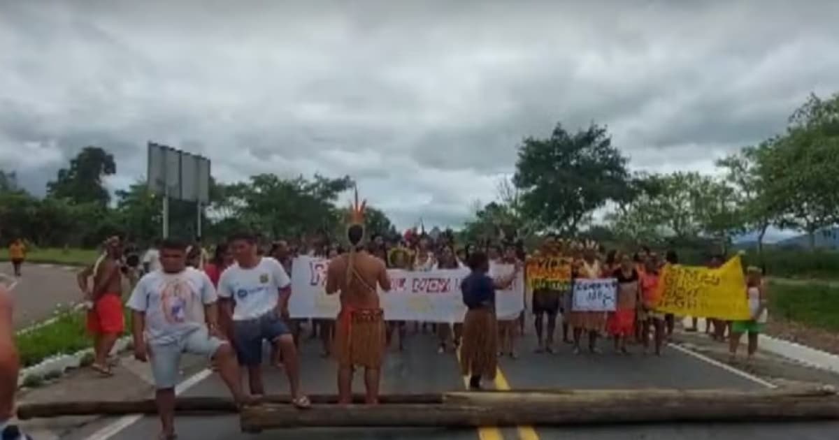 Grupo fecha trecho da BR-101 no Extremo Sul baiano em protesto contra morte de indígena