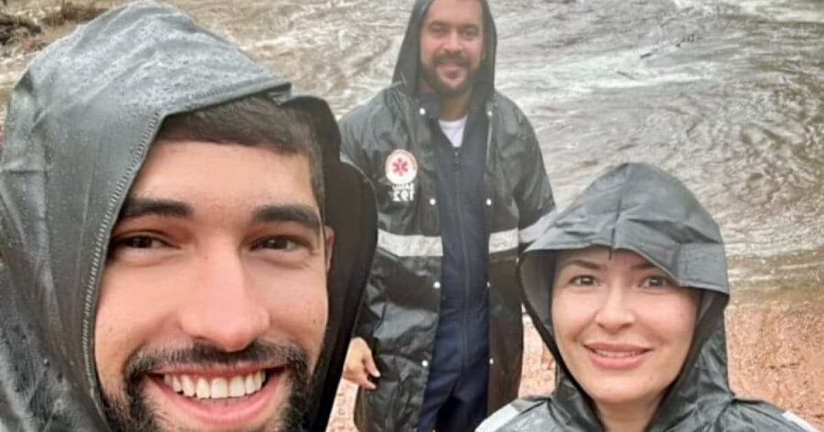 Equipe do Samu de cidade baiana passa por trecho momentos antes de local ficar inundado