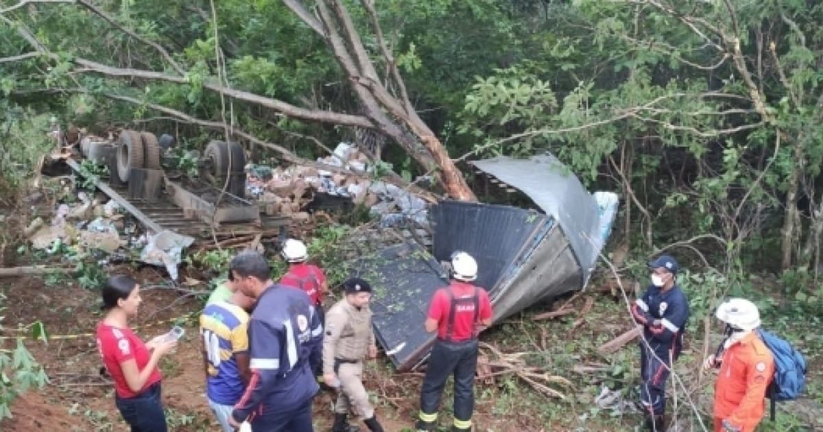 Dois morrem após caminhão tombar em ribanceira no Oeste baiano