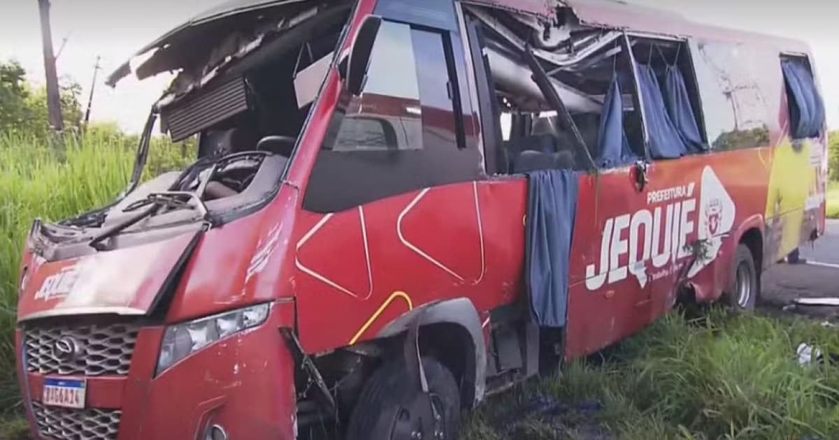 Cinco ficam feridos em acidente com micro-ônibus que levava pacientes para tratamento em Salvador