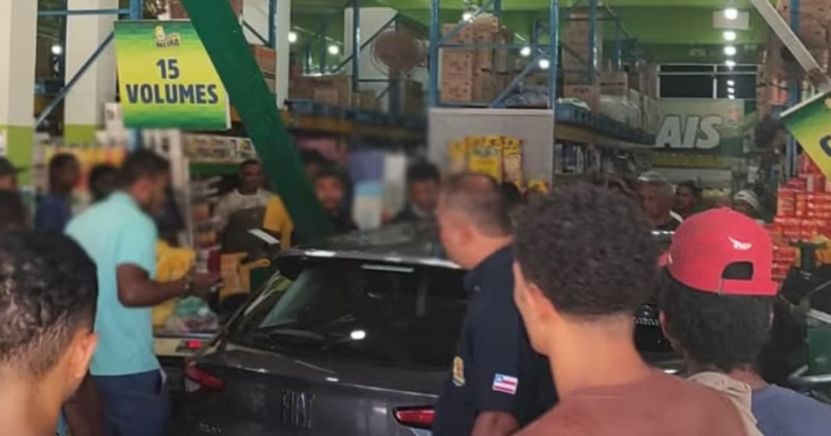 Carro desgovernado invade supermercado no Sul da Bahia; motorista passou mal e perdeu direção de veículo