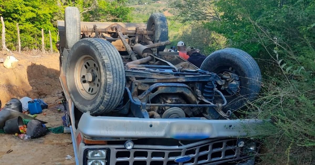 Jovem de 19 anos morre após caminhão tombar em estrada vicinal no interior baiano