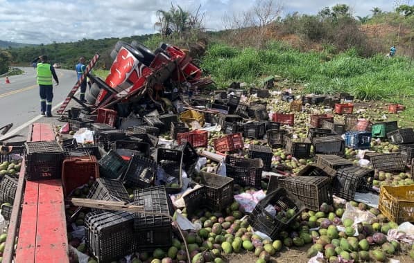 Caminhão com carga de manga tomba e deixa motorista ferido na BR-116