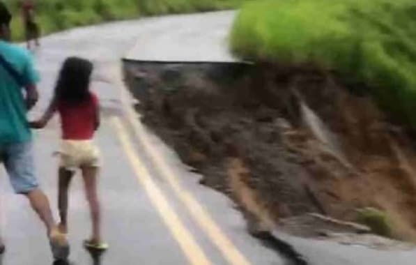 Trecho de rodovia desaba após forte chuvas no sudoeste baiano 