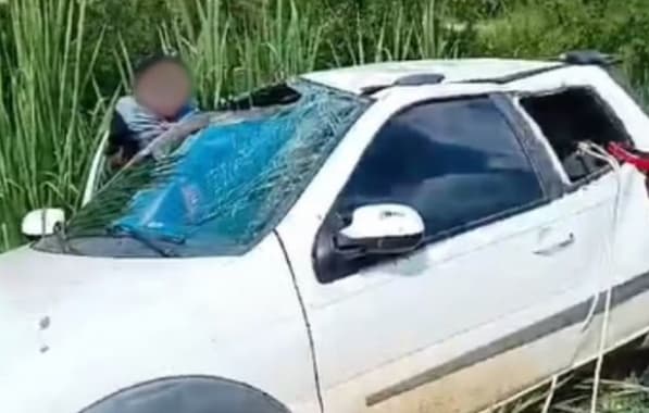Motorista joga carro na pista e luta contra assaltantes; caso ocorreu após vítima dar carona no Sul baiano 