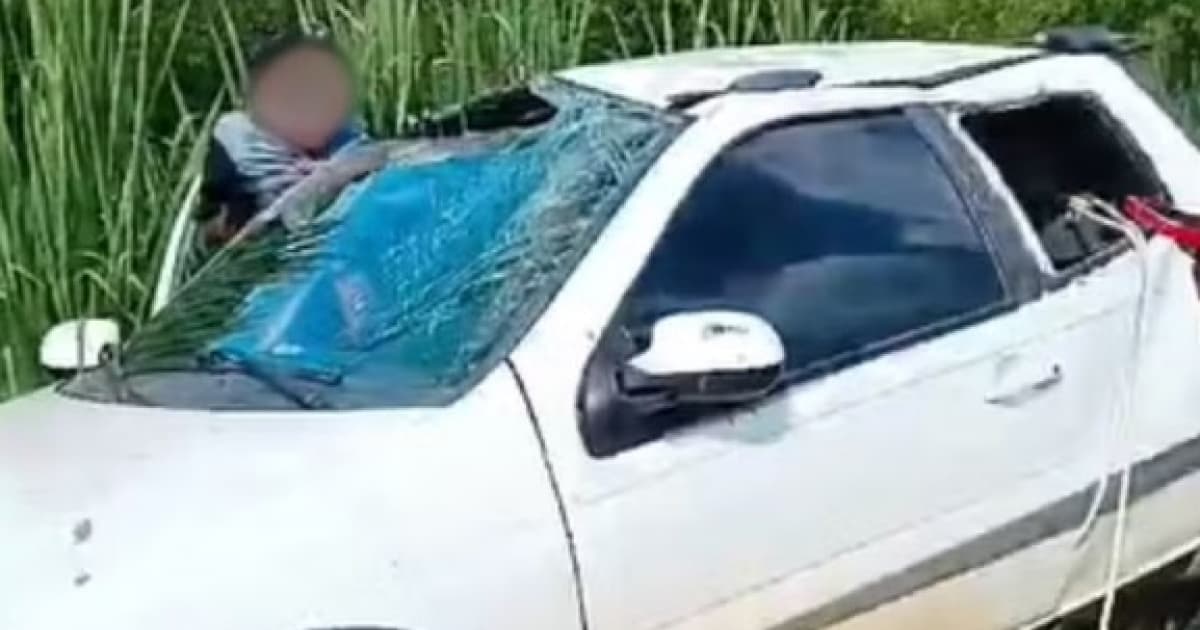 Motorista joga carro na pista e luta contra assaltantes; caso ocorreu após vítima dar carona no Sul baiano 