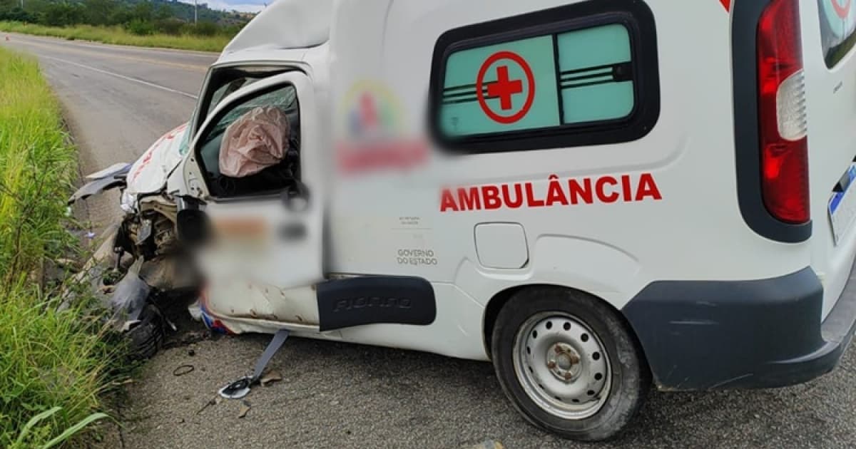 Acidente com ambulância deixa dois pacientes feridos no Sudoeste baiano 