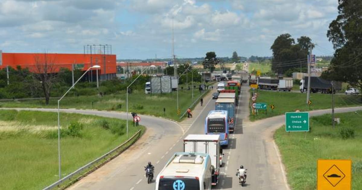 BR-116 em Conquista interditada há quase 48h por risco de explosão causa engarrafamento e cancelamento de voos