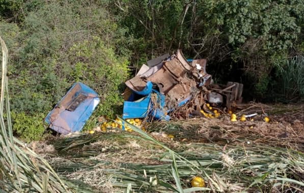 Carreta carregada de melões tomba após perder freio na Serra do Mutum