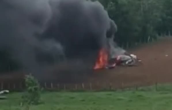 Avião de pequeno porte cai em área de mata na Região Metropolitana de Salvador