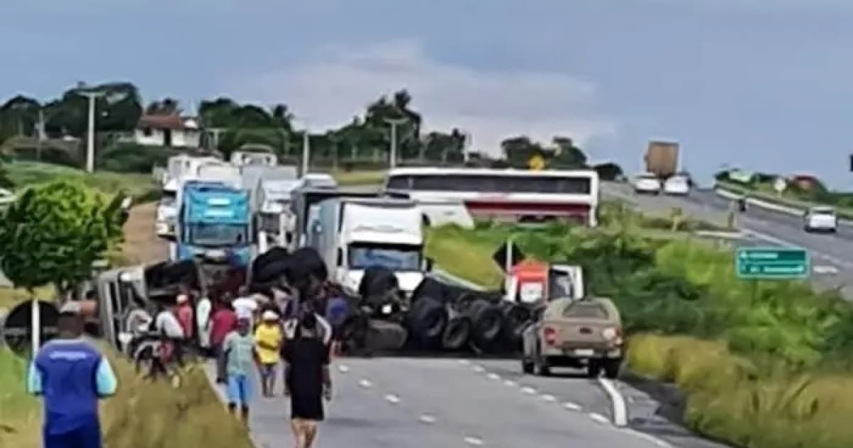 Carreta capota e interdita BR-116 em Santa Bárbara