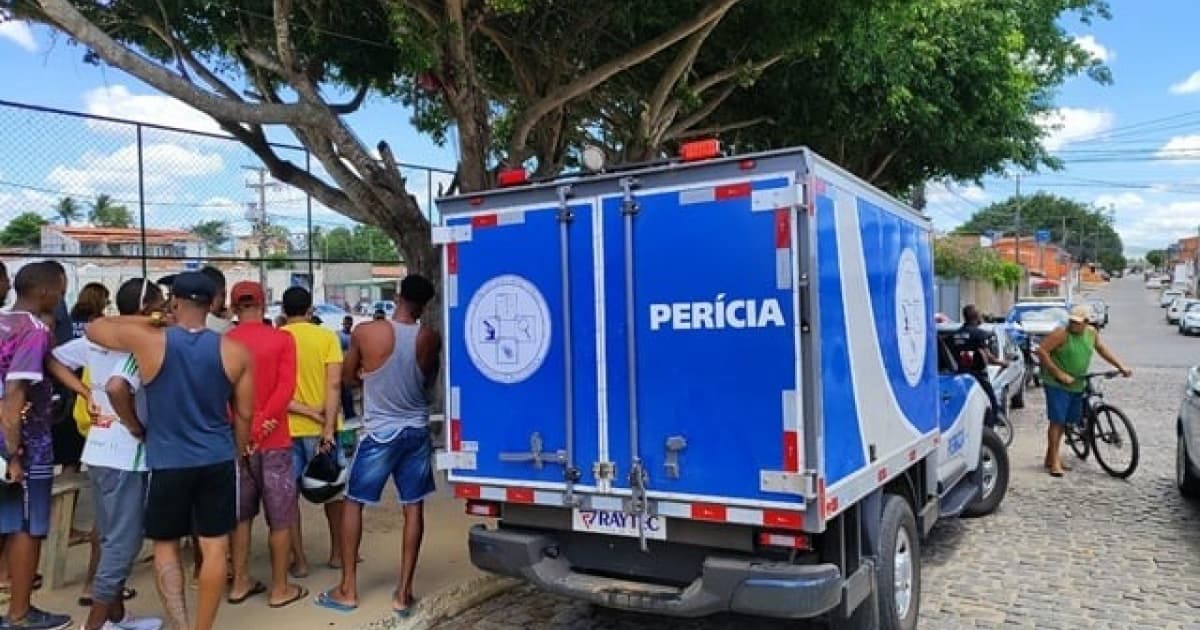 Jovem é assassinado enquanto aguardava início de partida de futebol em Feira de Santana 