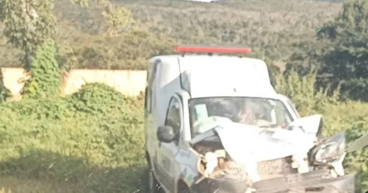 Motorista fica ferido em acidente com ambulância de prefeitura baiana 