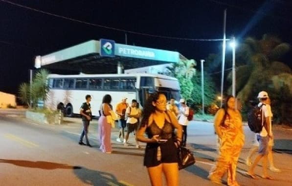 Estudantes voltam para casa a pé após ônibus universitário quebrar no sul baiano 