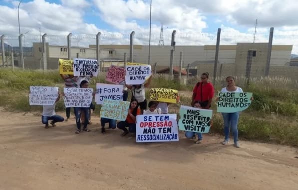 Manifestantes protestam por condição de acesso a familiares em presídio na Bahia