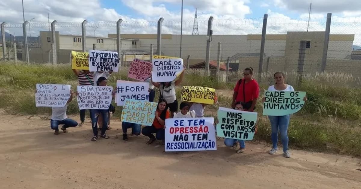 Manifestantes protestam por condição de acesso a familiares em presídio na Bahia