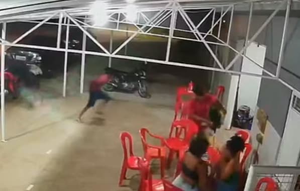 Jovem é morto e outro fica baleado em ataque a tiros em bar do interior baiano