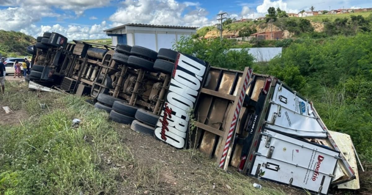 Carreta tomba às margens da BR- 420 no Vale do Jiquiriçá