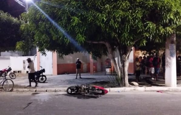 Mulher morre ao colidir motocicleta em poste no Centro de cidade baiana