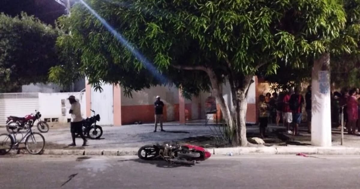 Mulher morre ao colidir motocicleta em poste no Centro de cidade baiana