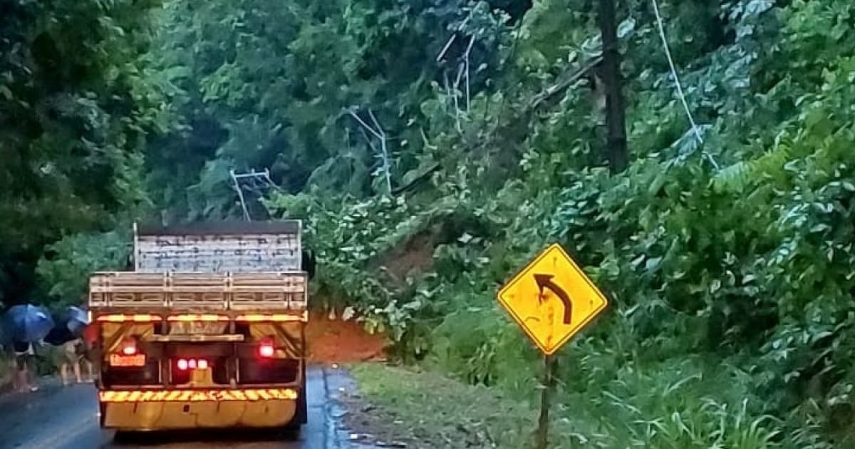 Estrada no Sul da Bahia fica interditada após barranco deslizar e cair na pista