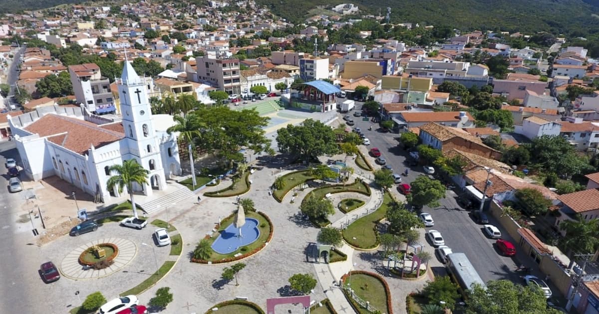 Ex-prefeito de Macaúbas é multado por descumprimento de metas da educação