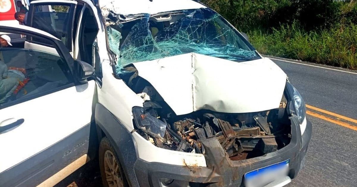 Acidente entre carro e retroescavadeira deixa ao menos 4 feridos na BR-001 