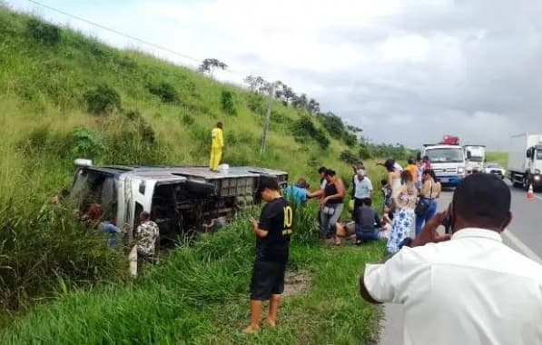 Quatro ficam feridos em acidente com ônibus na Bahia