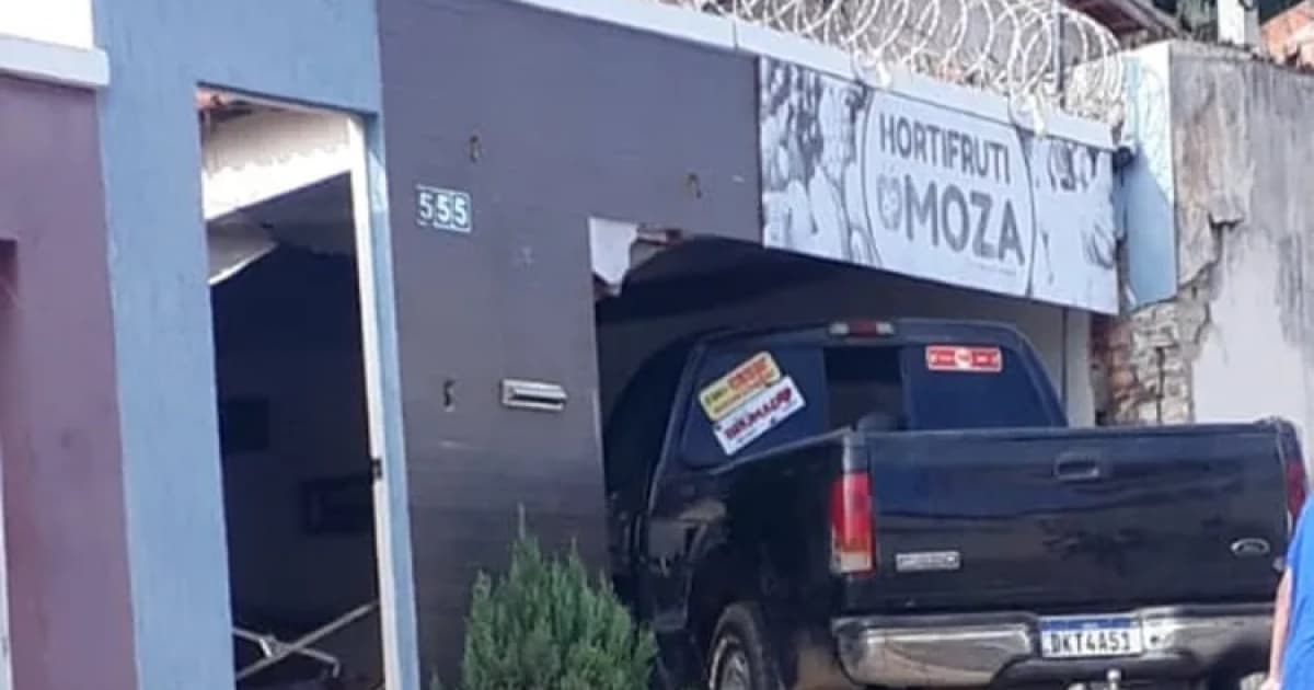 Carro de vereador no sudoeste da Bahia bate em muro de casa e invade hortifrúti