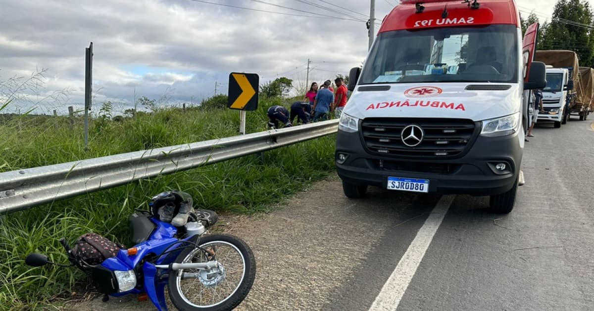 Motociclista sofre fratura na perna ao colidir moto com caminhão e defensa metálica na BR-420