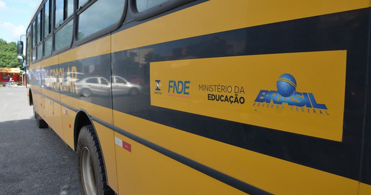 TCM aplica multas a prefeito e secretário de cidade baiana por irregularidades em transporte escolar 