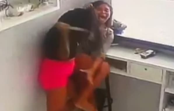 VÍDEO: Jovem é esfaqueada após mulher invadir loja no Recôncavo baiano