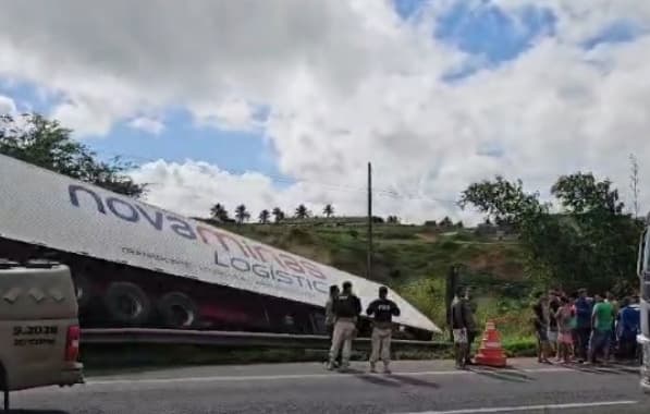 Caminhão tomba em trecho da BR-324 perto de Feira de Santana; tráfego segue lento sentido interior do estado
