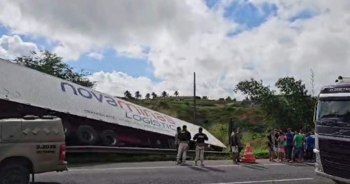 Caminhão tomba em trecho da BR-324 perto de Feira de Santana; tráfego segue lento sentido interior do estado