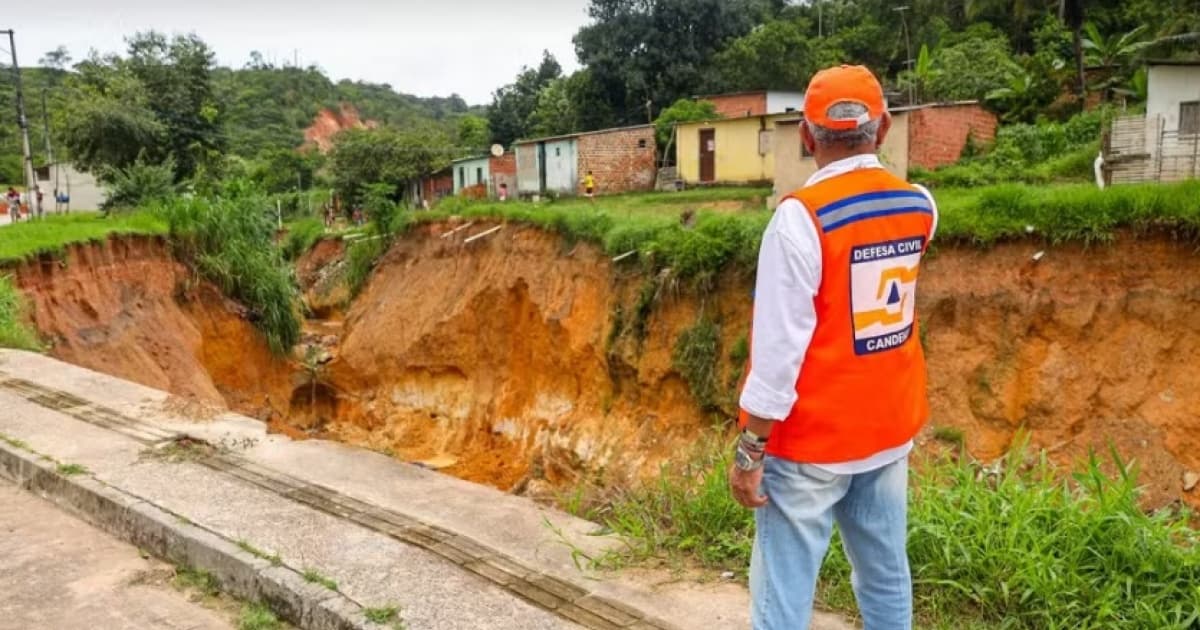 Ação demole 38 casas interditadas após formação de cratera na RMS