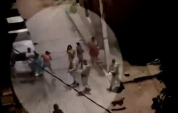 VÍDEO: PM chuta mulher e atira para cima em ação no interior baiano; corporação apura caso