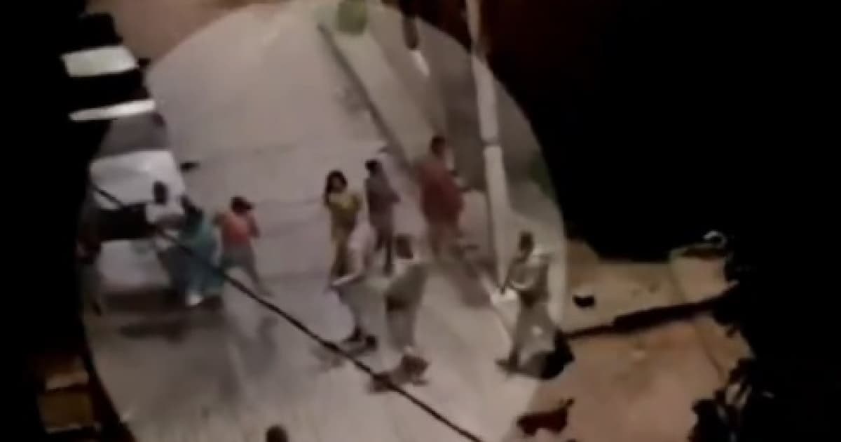 VÍDEO: PM chuta mulher e atira para cima em ação no interior baiano; corporação apura caso