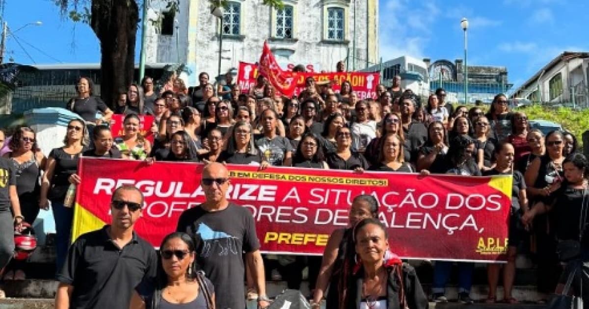 Professores municipais de Valença realizam enterro simbólico do prefeito Jairo Baptista