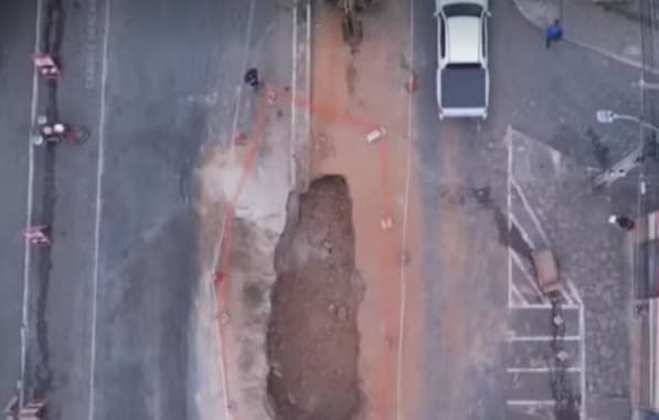 Idosa cai em cratera após asfalto ceder durante passagem de caçamba; fato ocorreu no Sudoeste baiano
