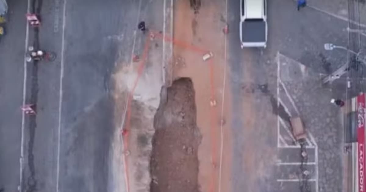 Idosa cai em cratera após asfalto ceder durante passagem de caçamba; fato ocorreu no Sudoeste baiano