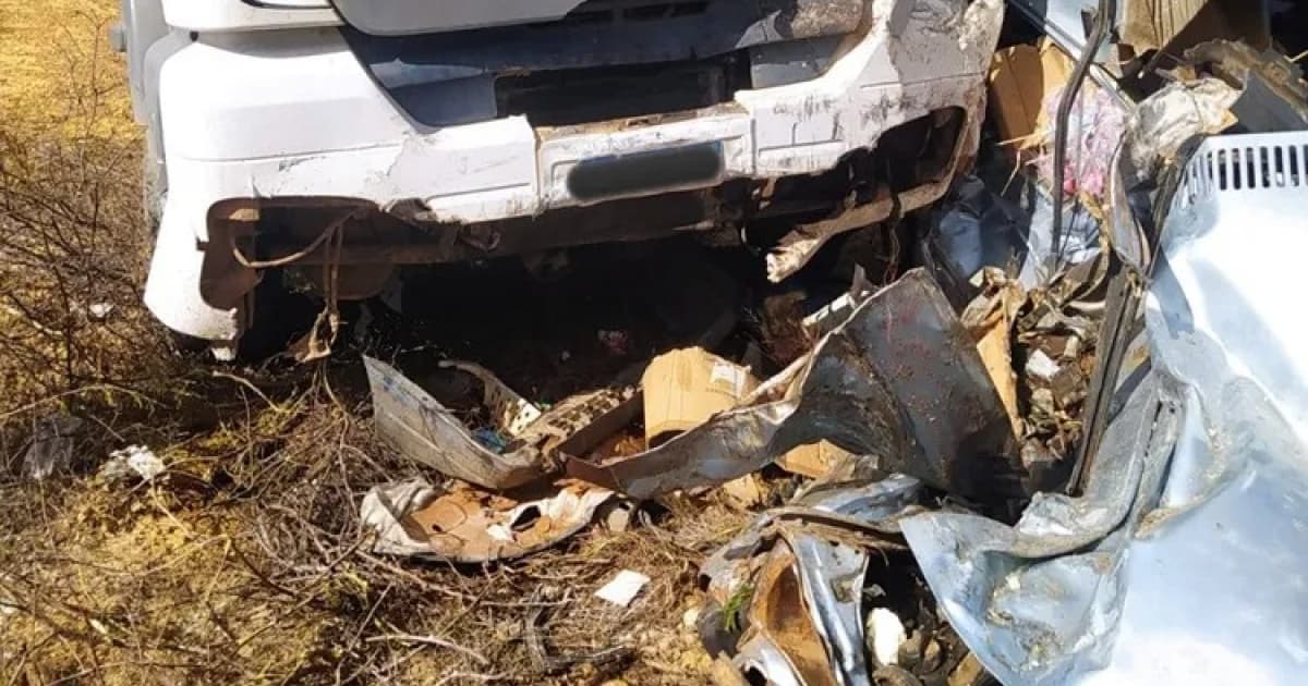 Casal morre em acidente envolvendo carro e caminhão na BA-026