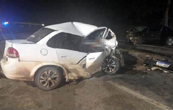 Homem morre e quatro ficam feridos em acidente com 3 carros no Extremo Sul baiano