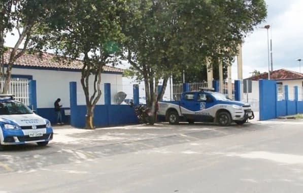 Homem é preso acusado de queimar enteada de 3 anos com água quente na Bahia