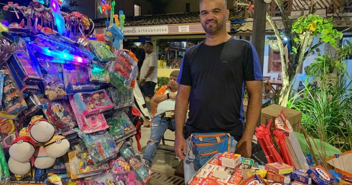 Seu Reginaldo, de 40 anos, está vendendo fogos de artifício e brinquedos em Praia do Forte