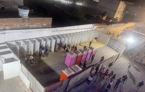 Prefeitura instala banheiros femininos sem teto e sem porta no São João de Irecê 
