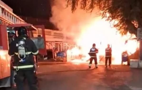 VÍDEO: Barracas pegam fogo em centro de cidade baiana; suspeita é que incêndio seja criminoso
