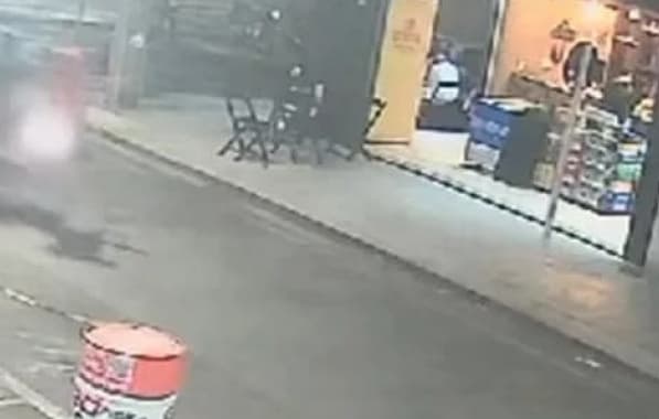 VÍDEO: Jovem é atropelado por motocicleta no interior da Bahia